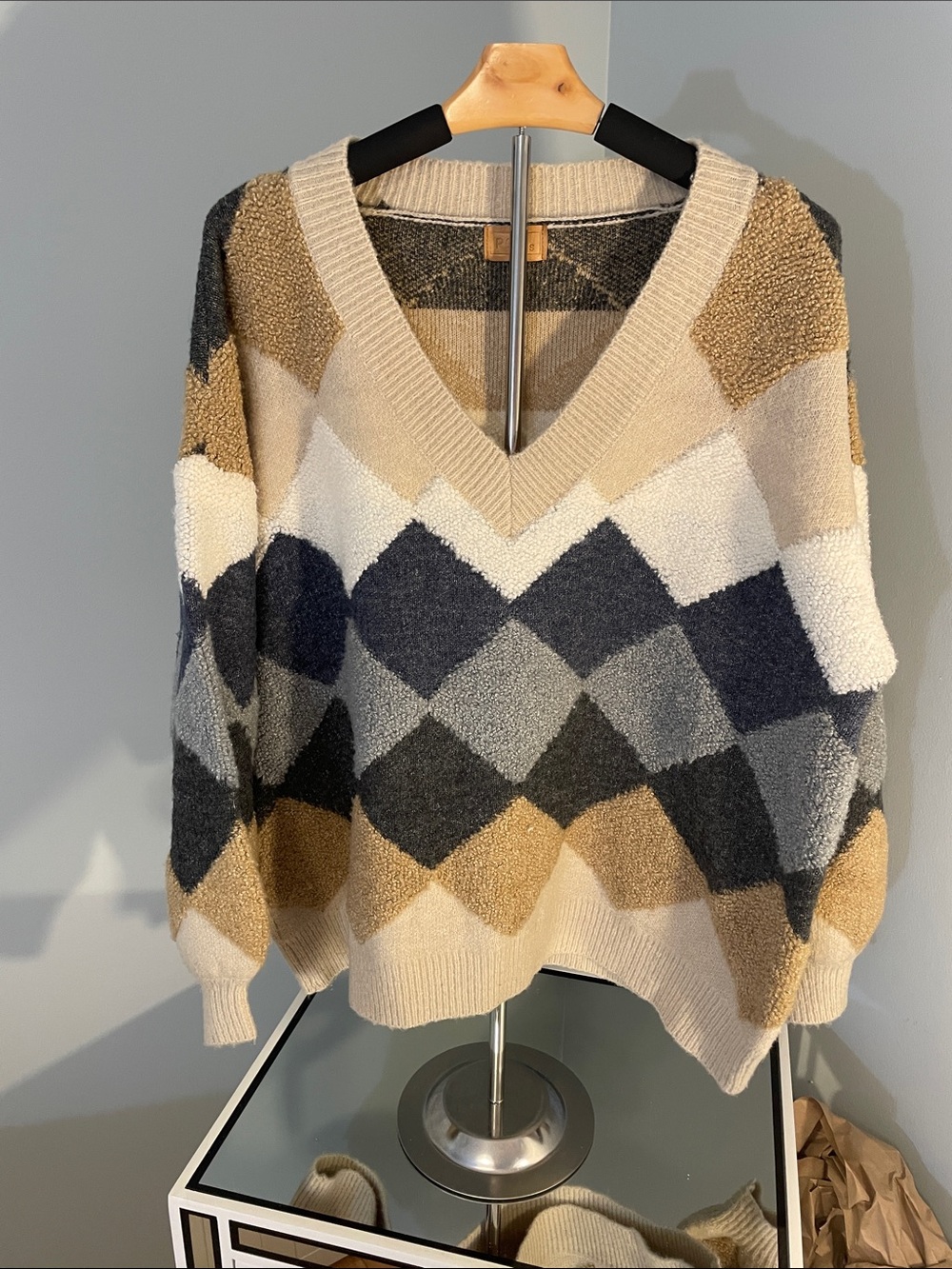 POL V-Neck Argyle Knit Sweater in Beige, Navy & Gray worn once small oversized